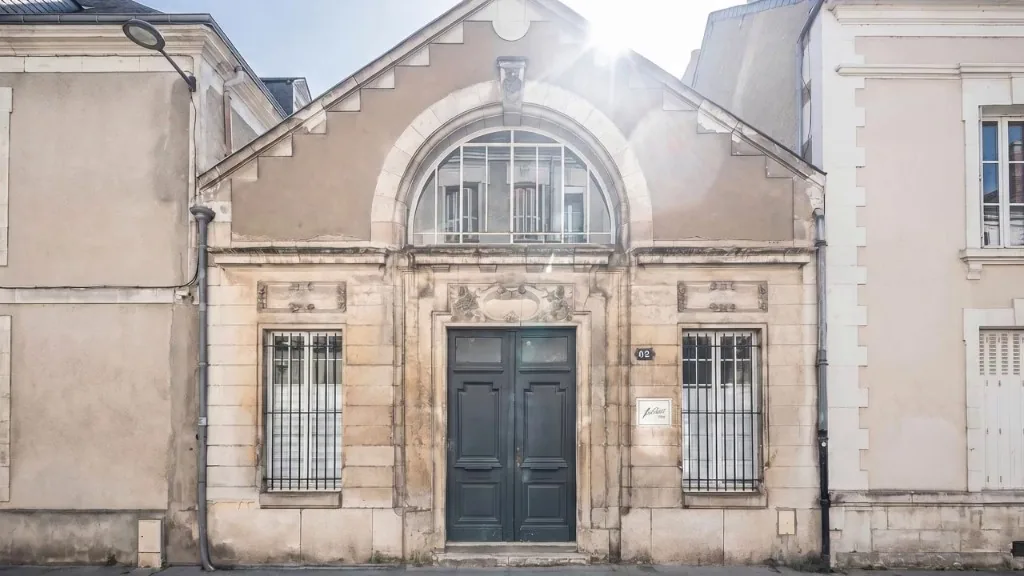 Photo fixe d’une devanture de commerce, avant traitement vidéo.
